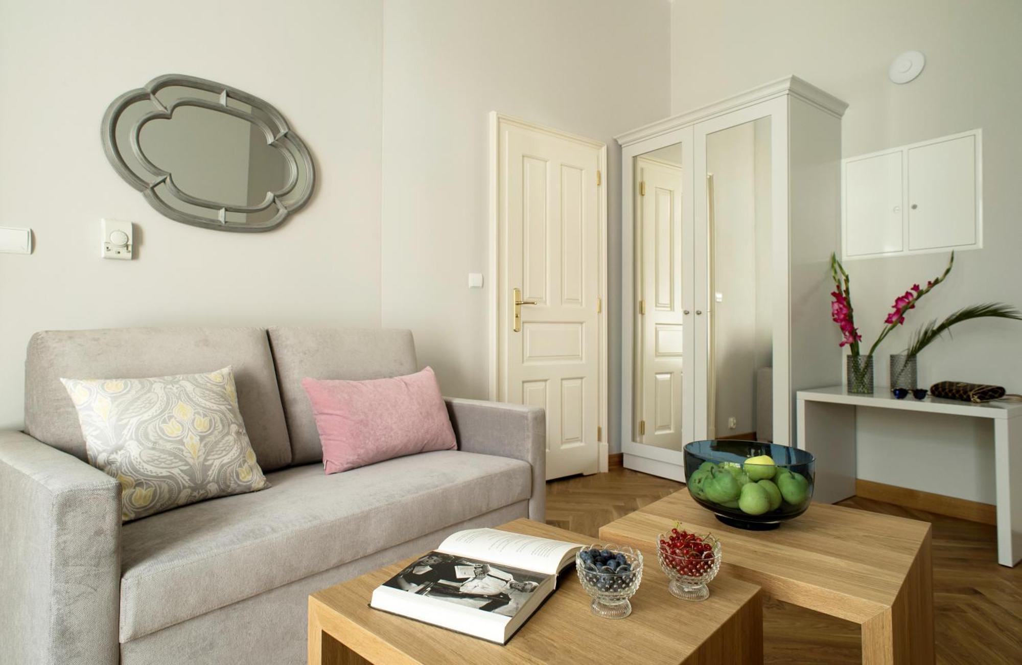 Deluxe One-Bedroom Apartment