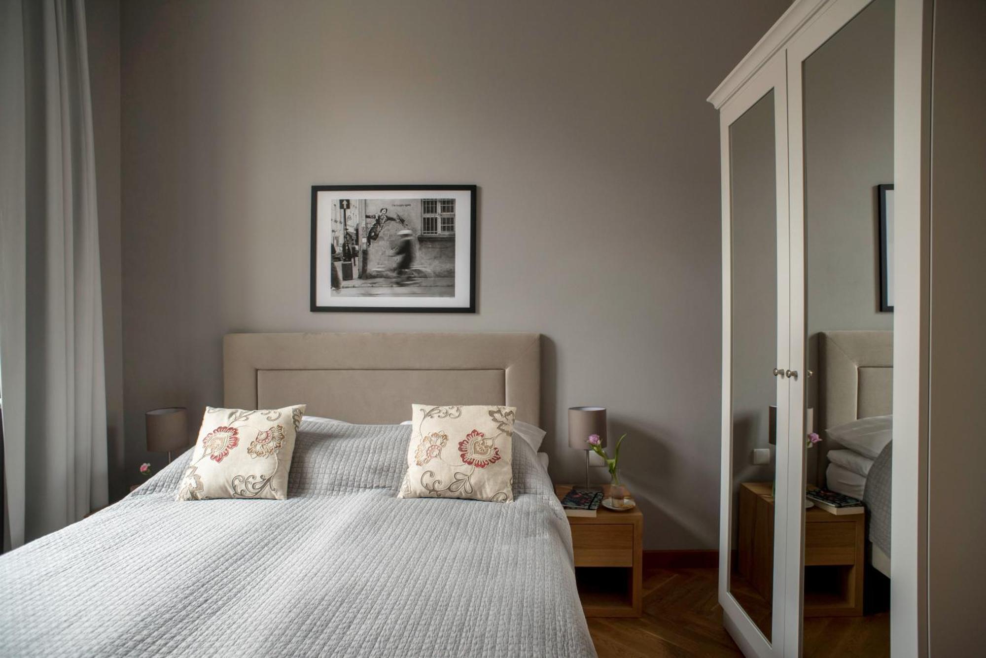 Deluxe One-Bedroom Apartment